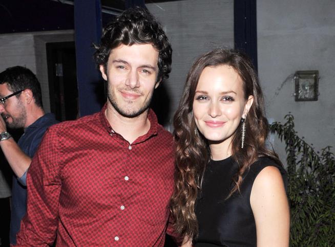 Leighton Meester e Adam Brody ridono dei loro personaggi più famosi, Blair e Seth Primo piano di Leighton Meester e Adam Brody