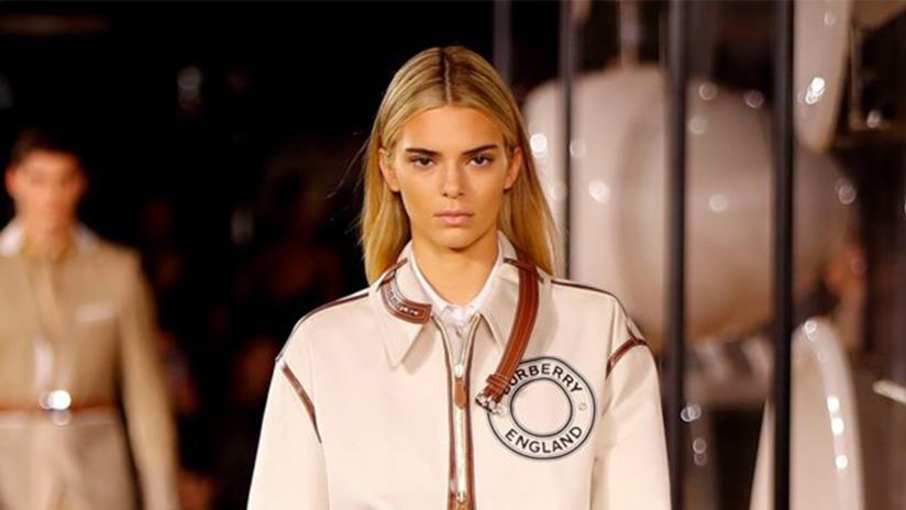 Kendall Jenner cambia look e diventa bionda per Burberry Kendall Jenner bionda