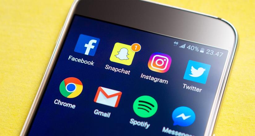 Facebook, l'età media si alza: i giovanissimi preferiscono Snapchat. Le app di diversi social network.