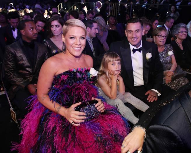 Pink trascorre le vacanze a Bali con la sua famiglia Pink con il marito Carey Hart e la piccola Willow