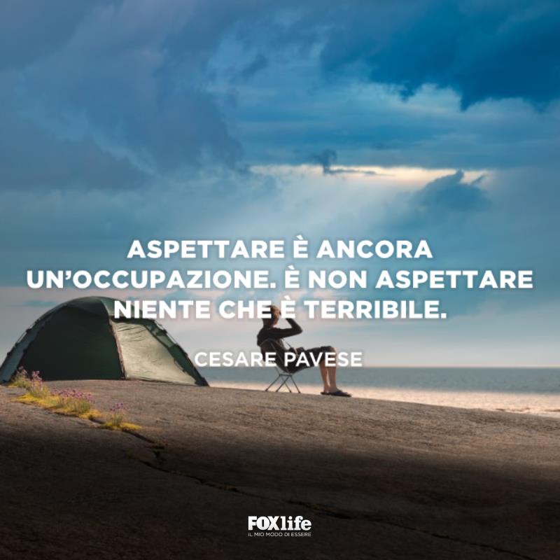 Frase attesa Ragazzo seduto in riva al mare con una tenda
