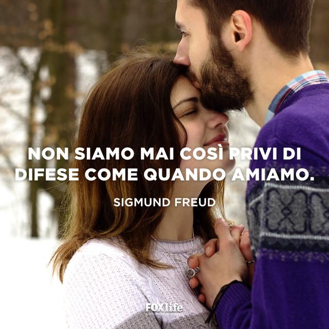 Citazione Freud Ragazzo bacia la fronte di una ragazza