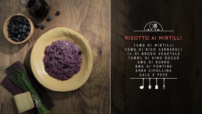 Risotto ai mirtilli con fontina a cubetti, vino rosso ed erba cipollina Risotto ai mirtilli