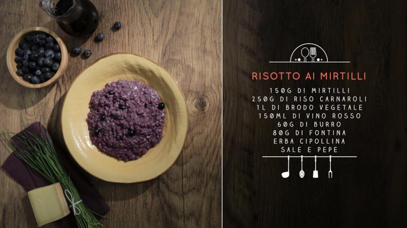 Risotto ai mirtilli con fontina a cubetti, vino rosso ed erba cipollina Risotto ai mirtilli
