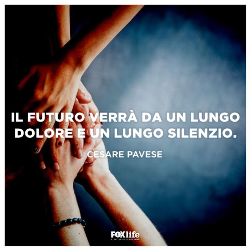 Frase sul futuro Mani una sull'altra di uomo e donna
