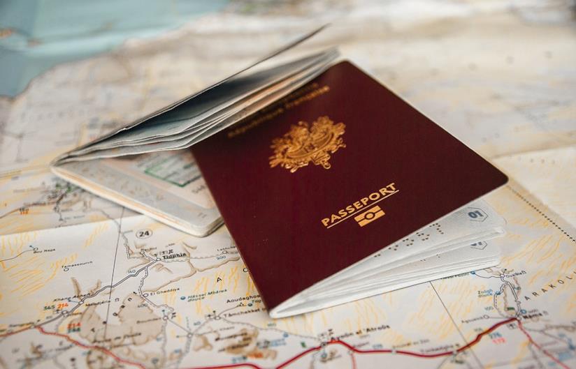 Rinnovare il passaporto Due passaporti e una mappa
