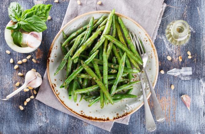 Fagiolini bolliti con pinoli, alici e menta Fagiolini bolliti conditi con pinoli e menta