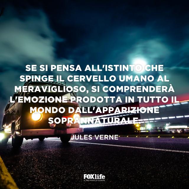Frasi soprannaturale Camioncino procede lungo una strada di notte