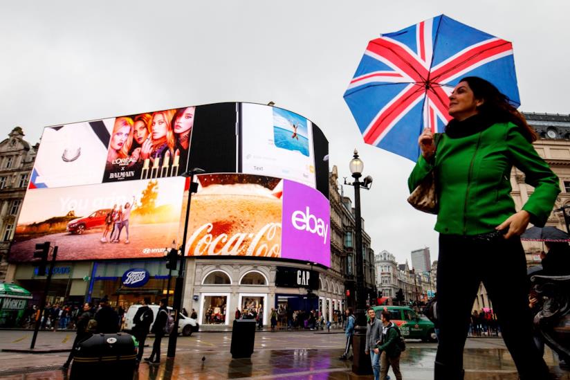 Piccadilly, Londra Persone di passaggio a Piccadilly Circus, Londra