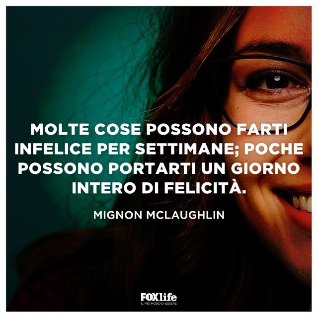 Frase sulla felicità Ragazza sorridente in primo piano