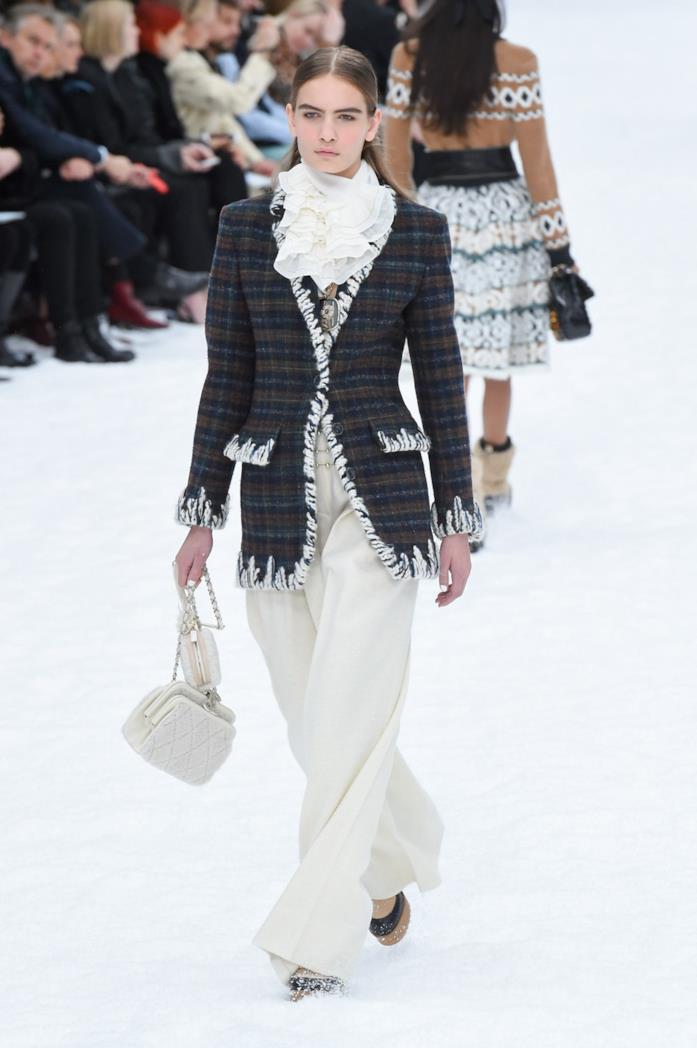 Sfilata Chanel Un look della sfilata Chanel