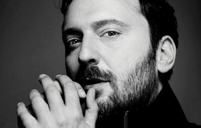 Kashmir - Kashmir, terzo singolo di Cremonini Primo piano di Cesare Cremonini, con le mani davanti al volto, in bianco e nero