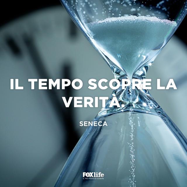 Citazione Seneca Clessidra con la sabbia che scende