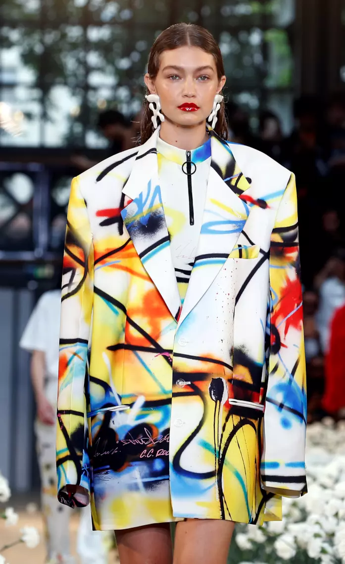 Off-White Gigi Hadid Gigi Hadid sfila per Off-White