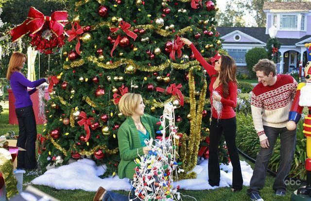 Desperate Housewives Lynette, Bree e Gabrielle decorano l'albero del quartiere