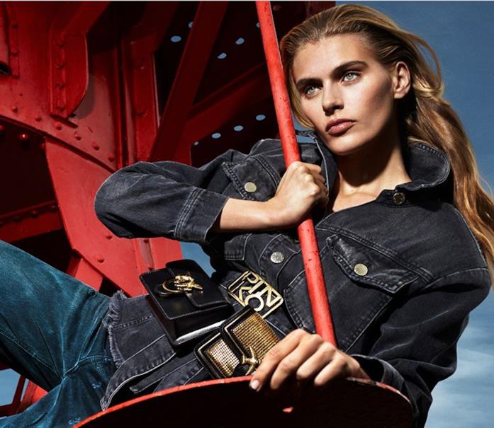 La cintura con logo Pinko La cintura con logo Pinko dalla campagna AI 2019