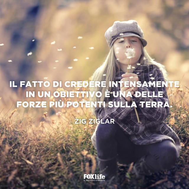 Frase Zig Ziglar Ragazza in in un prato soffia un dente di leone
