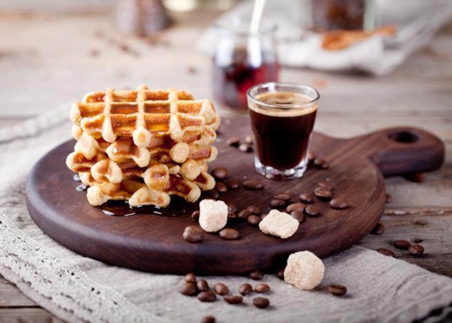 Ricetta dei waffles con lo sciroppo d'acero Waffles con lo sciroppo d'acero