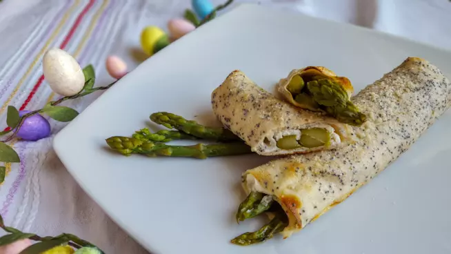 Crepe agli asparagi Piatto con rotoli ripieni di verdura
