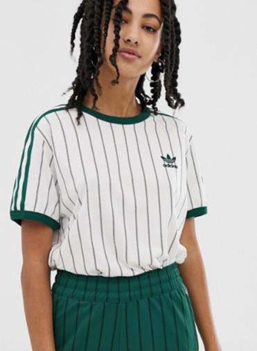 T-shirt a righe bianche e verdi
