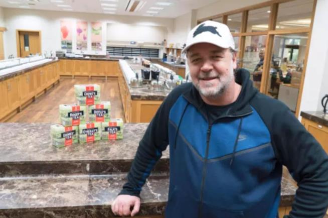 Russell Crowe in visita alla fabbrica di tè Harrogate nello Yorkshire Russell Crowe posa nella fabbrica di tè Harrogate