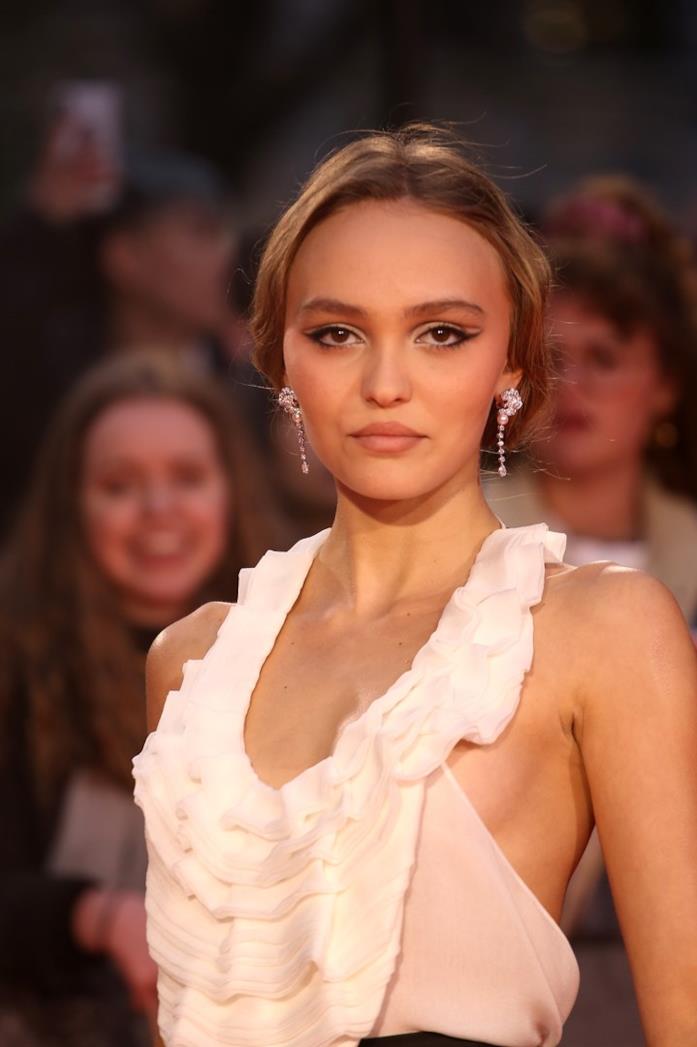 Lily-Rose Depp indossa i nuovi capi di Chanel Lily-Rose Depp primo piano