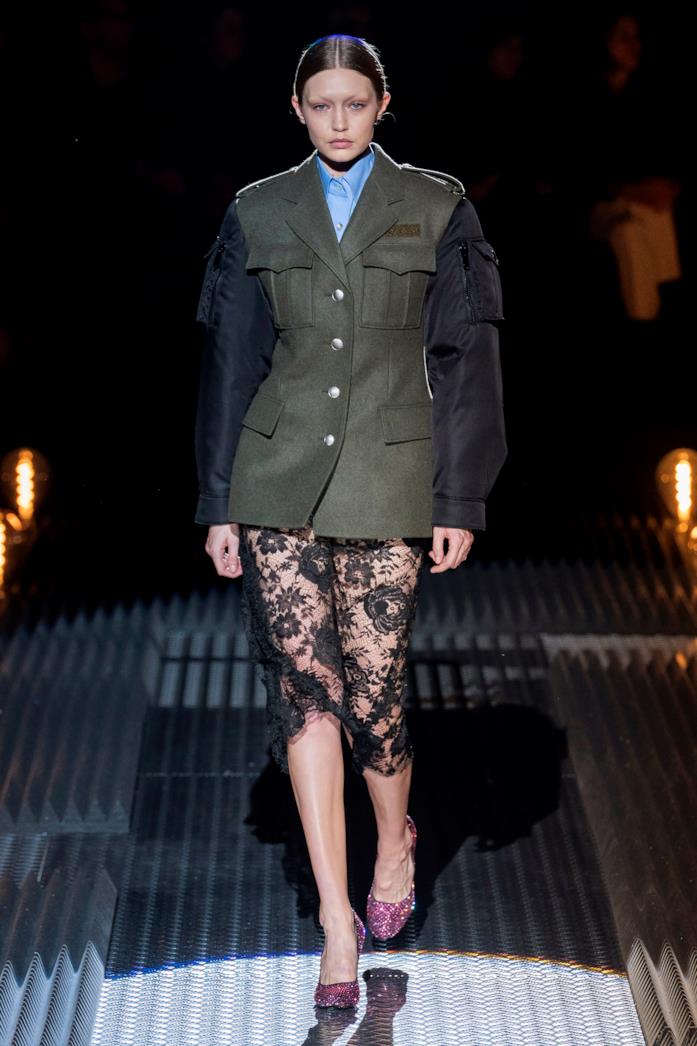 Una gonna di pizzo nero di Prada Una gonna di pizzo nero firmata Prada