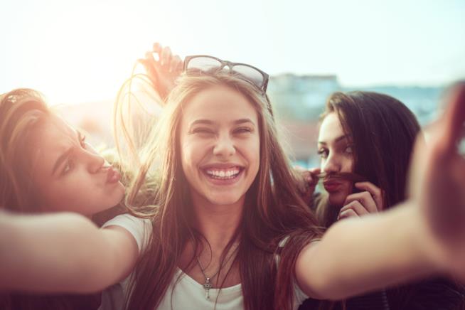 Le donne possono essere amiche gruppo di ragazze amiche