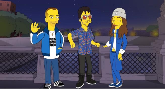 Francesca Michielin e Fabri Fibra per il nuovo pezzo di Carl Brave Carl Brave, Francesca Michielin e Fabri Fibra in versione Simpson, in piedi, su un ponte