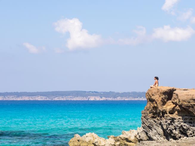 Ragazza su una spiaggia di Formentera Donna in spiaggia a Formentera