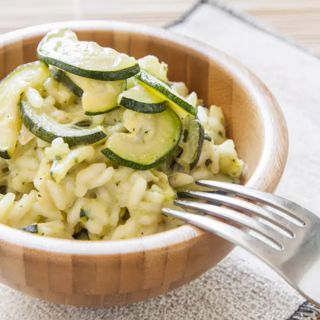 Ricetta del risotto con zucchine e erbe aromatiche sfumato alla Vernaccia Risotto con zucchine, erbe aromatiche e Vernaccia