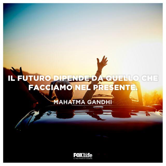 Citazione Gandhi Uomo in auto con le braccia alzate