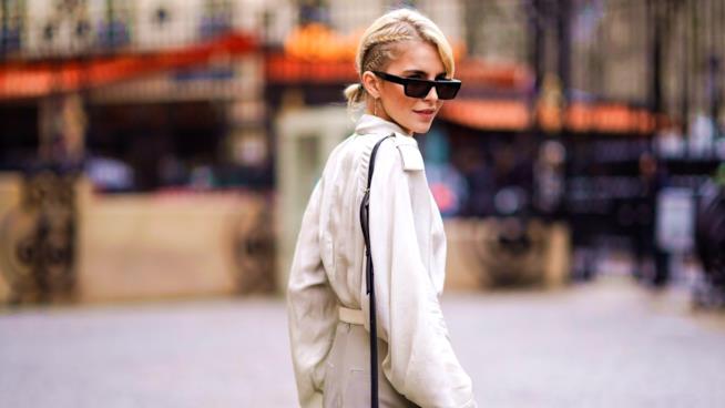La modella indossa un look da street style classy Le tendenze dell'autunno 2018 che puoi indossare già dall'estate
