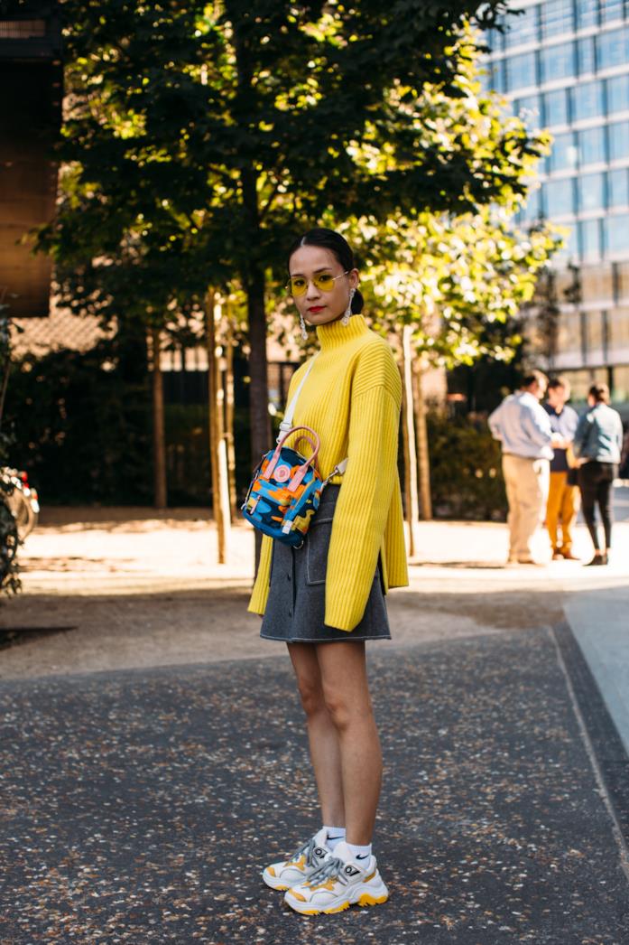 Outfit casual chic con gonna e pullover giallo Outfit casual chic con gonna e pullover giallo
