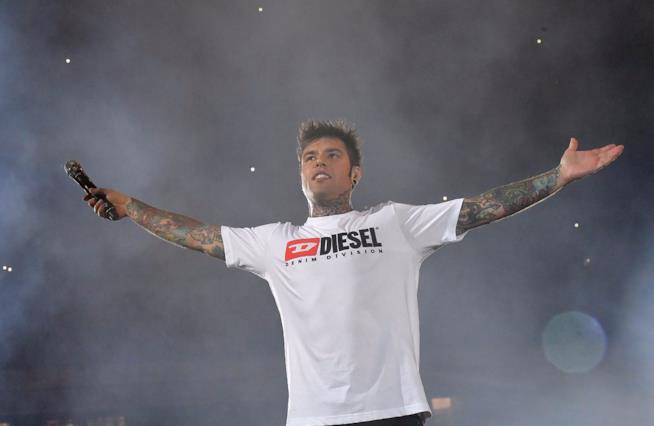 Fedez e la canzone dedicata a Leone Fedez seduto sul palco