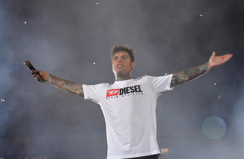 Fedez e la canzone dedicata a Leone Fedez seduto sul palco