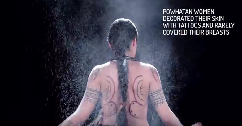 Pocahontas nella versione storica Pocahontas con i tatuaggi della versione storica