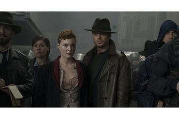 Richard Madden e Holiday Granger in The Hood Maker Electric Dreams