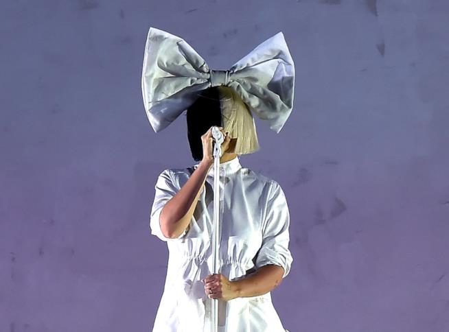 La cantante Sia durante un'esibizione Sia