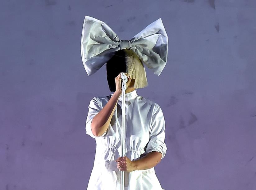 La cantante Sia durante un'esibizione Sia