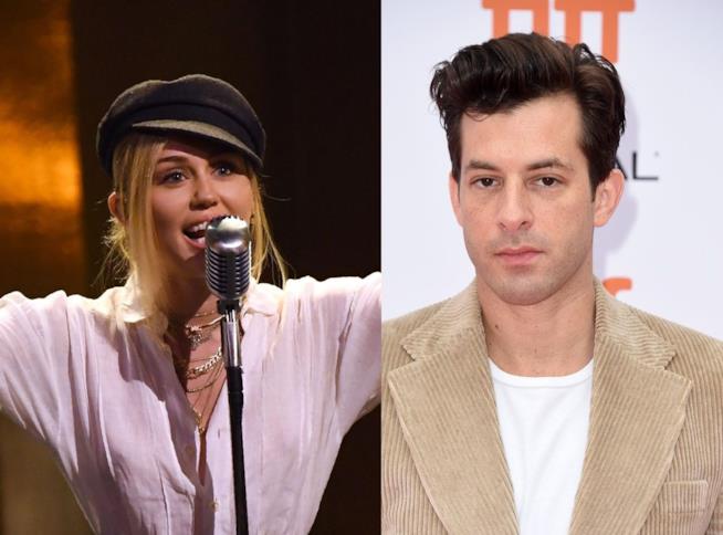 Miley Cyrus e Mark Ronson I musicisti Miley Cyrus e Mark Ronson