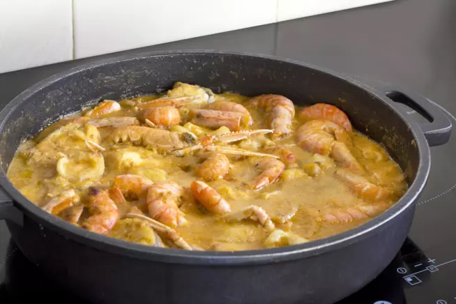 Ricetta della zarzuela di crostacei e frutti di mare con erbe aromatiche e mandorle Zarzuela di crostacei, frutti di mare, erbe aromatiche e mandorle