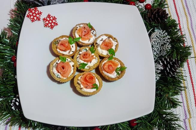 Crostatine al salmone Tortini salati con pesce e formaggio