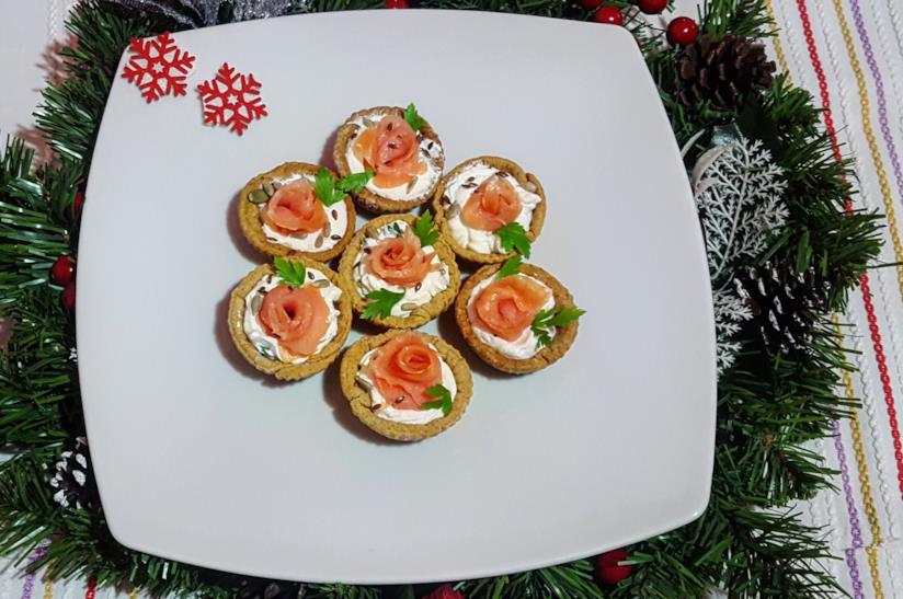 Crostatine al salmone Tortini salati con pesce e formaggio