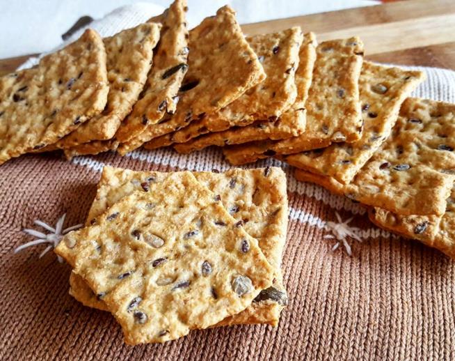 Crackers integrali con mix di semi Biscotti piatti con semi