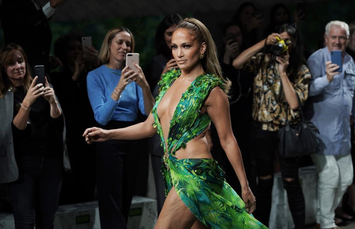 Jennifer Lopez chiude la sfilata Versace