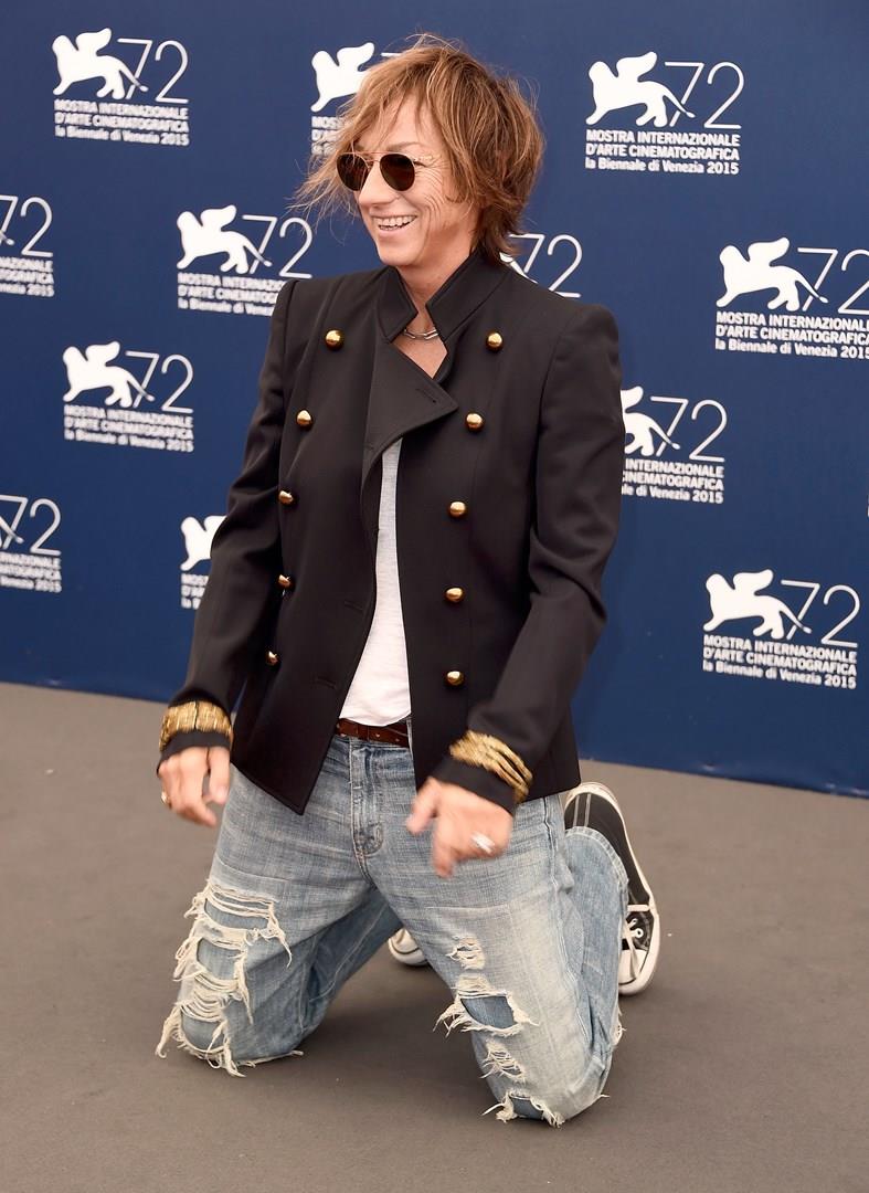 Gianna Nannini racconta i suoi amori e il suo rapporto con le droghe Gianna Nannini in ginocchio