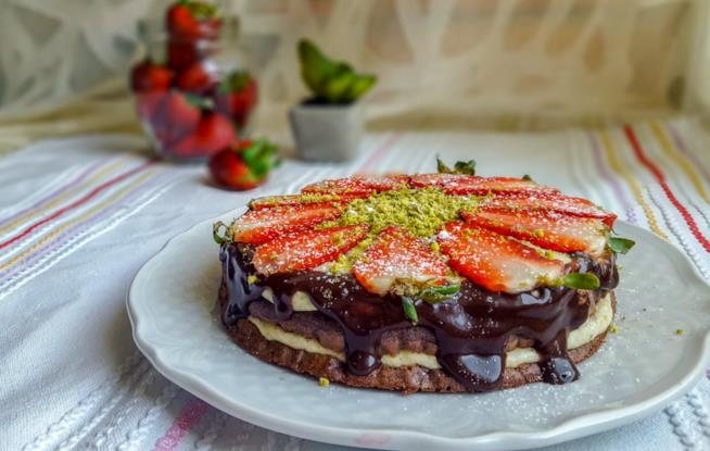Torta alle fragole e pistacchio Dolce con crema a frutta