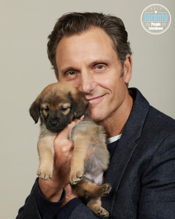 Tony Goldwyn tiene in braccio un cucciolo