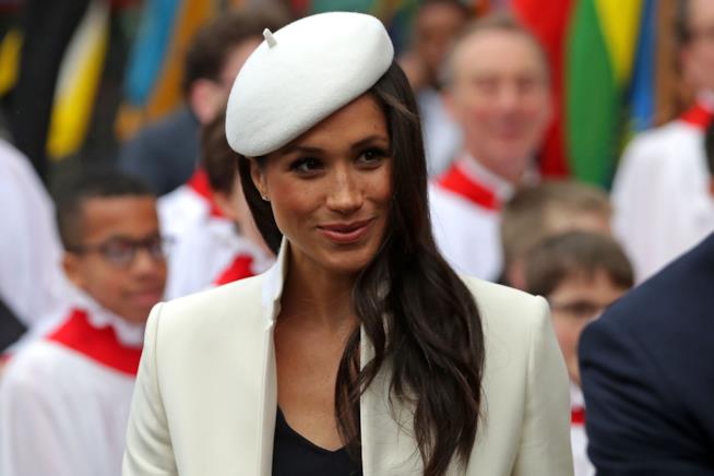 Meghan Markle ha reso omaggio a Lady Diana sfoggiando un look firmato dai suoi designer preferiti Meghan Markle